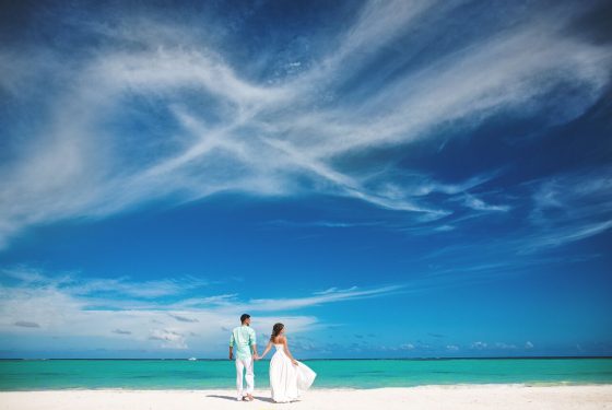 Свадебная церемония «Blanco Cielo» на пляже Хуанильо в Кап Кана