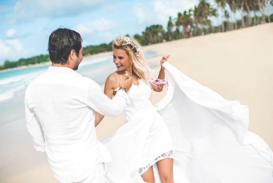 Свадебная церемония «Blanco Cielo» на пляже Хуанильо в Кап Кана